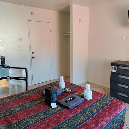 Crown Inn & Suites Spring Valley  エクステリア 写真