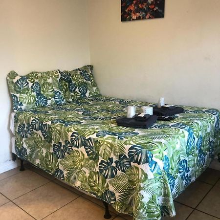 Crown Inn & Suites Spring Valley  エクステリア 写真