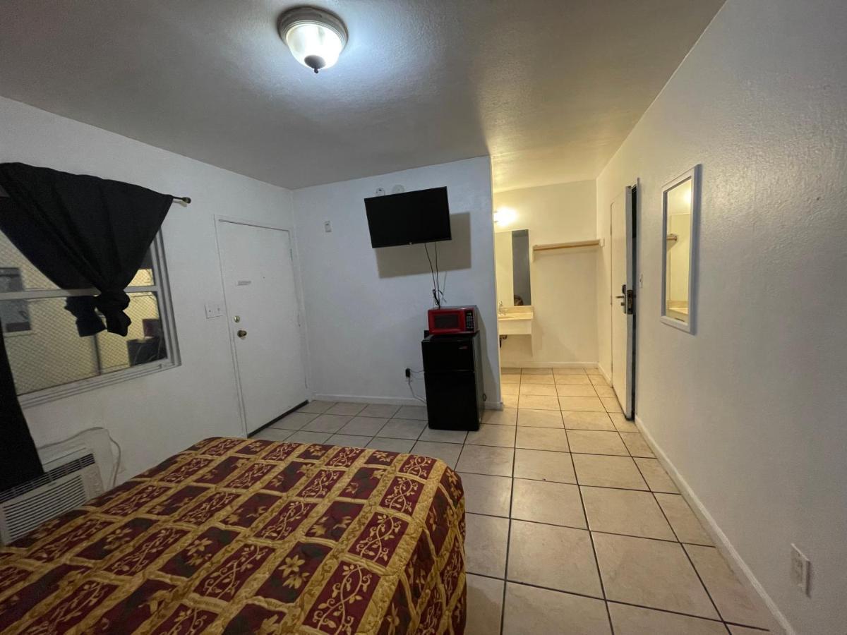 Crown Inn & Suites Spring Valley  エクステリア 写真