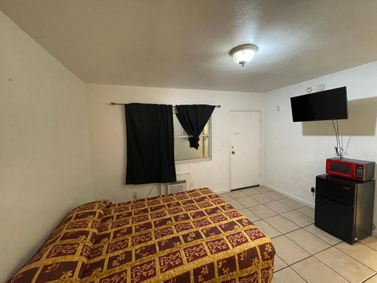 Crown Inn & Suites Spring Valley  エクステリア 写真