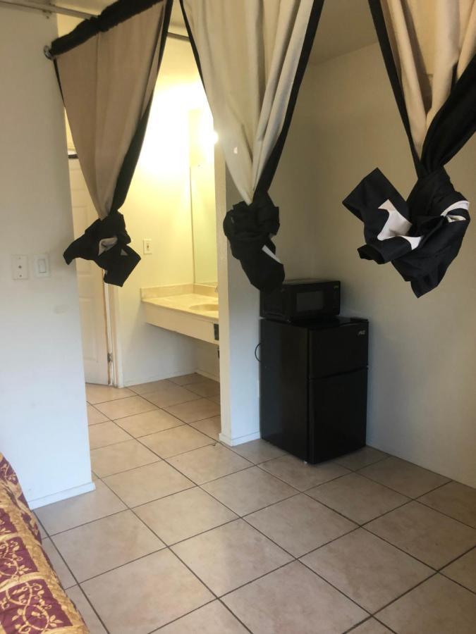 Crown Inn & Suites Spring Valley  エクステリア 写真