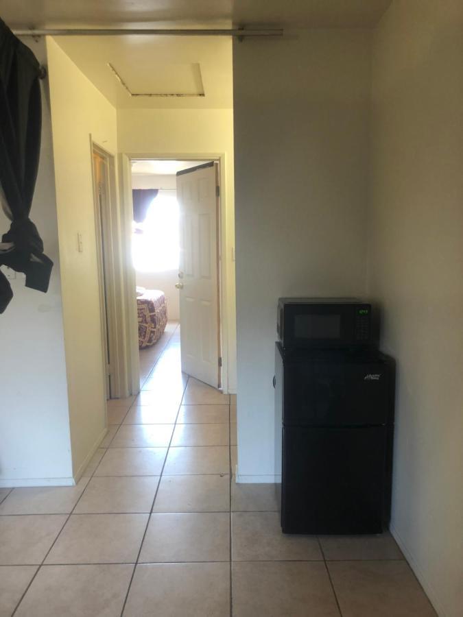 Crown Inn & Suites Spring Valley  エクステリア 写真