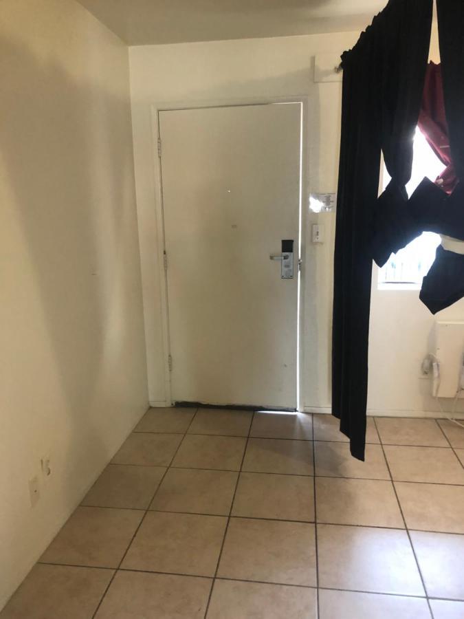 Crown Inn & Suites Spring Valley  エクステリア 写真
