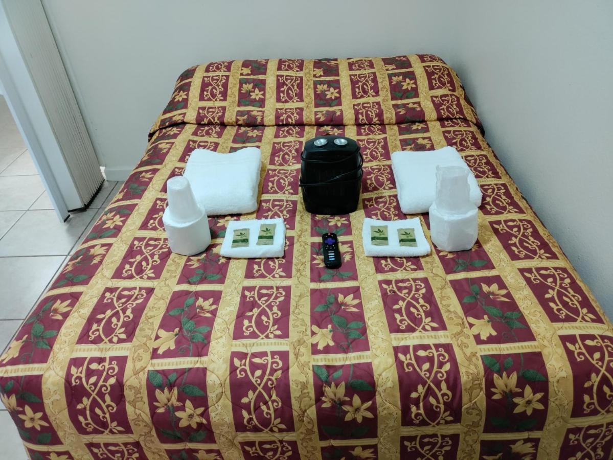 Crown Inn & Suites Spring Valley  エクステリア 写真