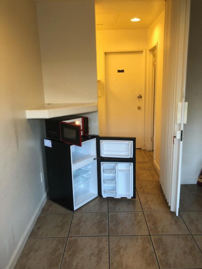 Crown Inn & Suites Spring Valley  エクステリア 写真