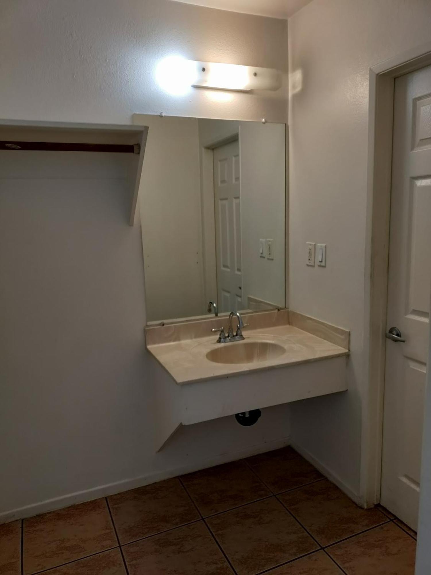 Crown Inn & Suites Spring Valley  エクステリア 写真