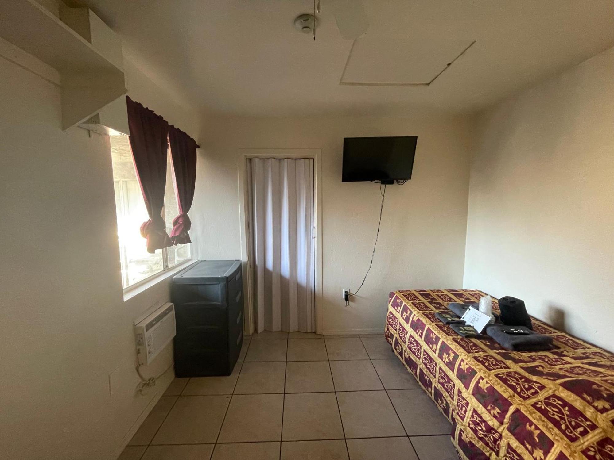 Crown Inn & Suites Spring Valley  エクステリア 写真