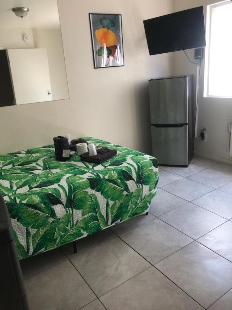 Crown Inn & Suites Spring Valley  エクステリア 写真