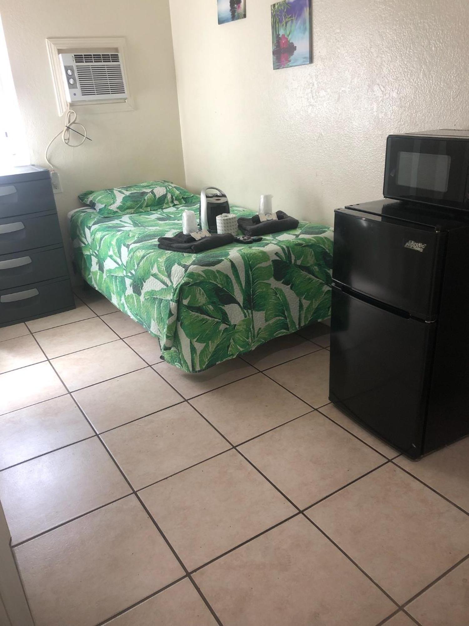 Crown Inn & Suites Spring Valley  エクステリア 写真