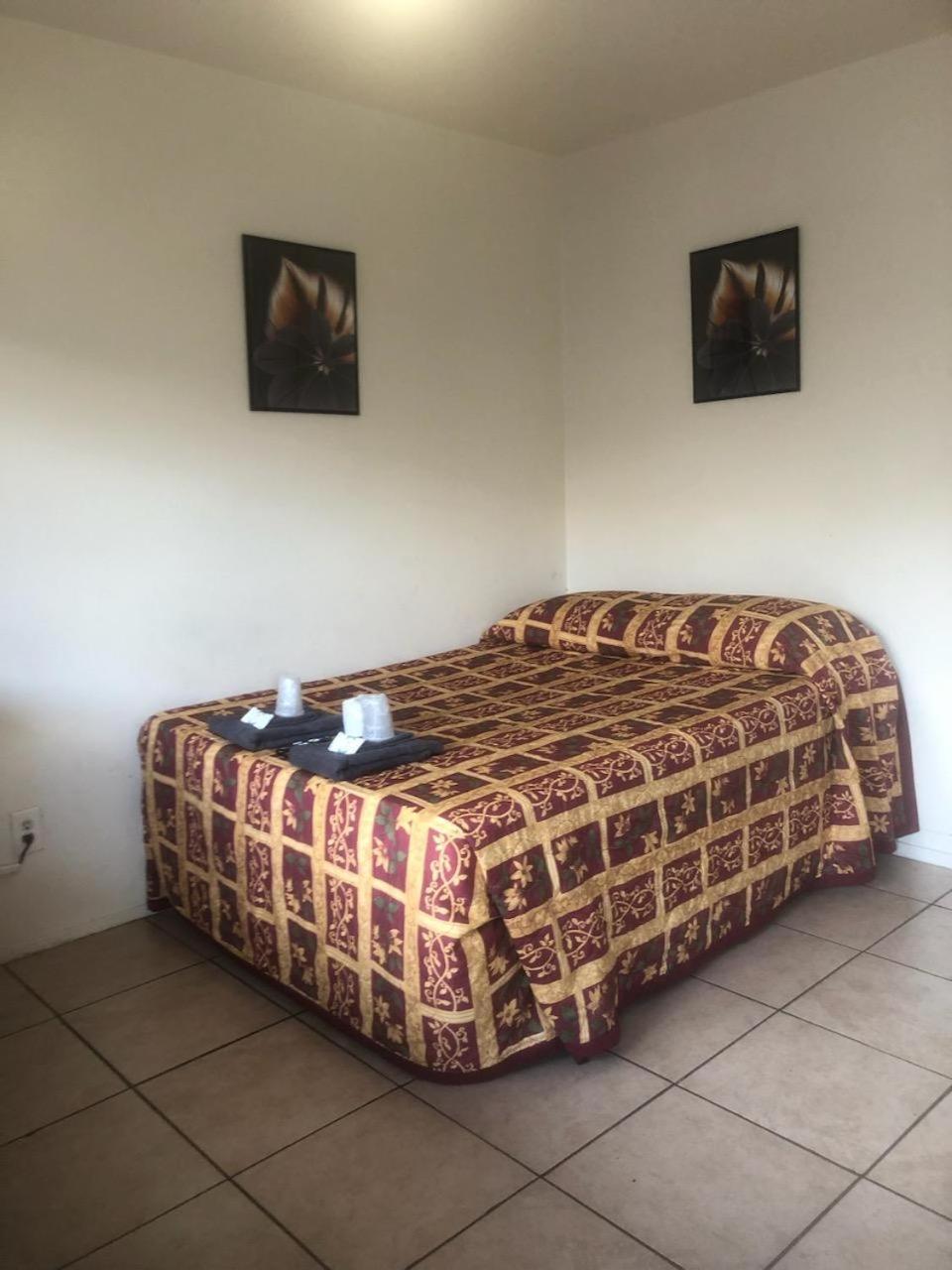 Crown Inn & Suites Spring Valley  エクステリア 写真