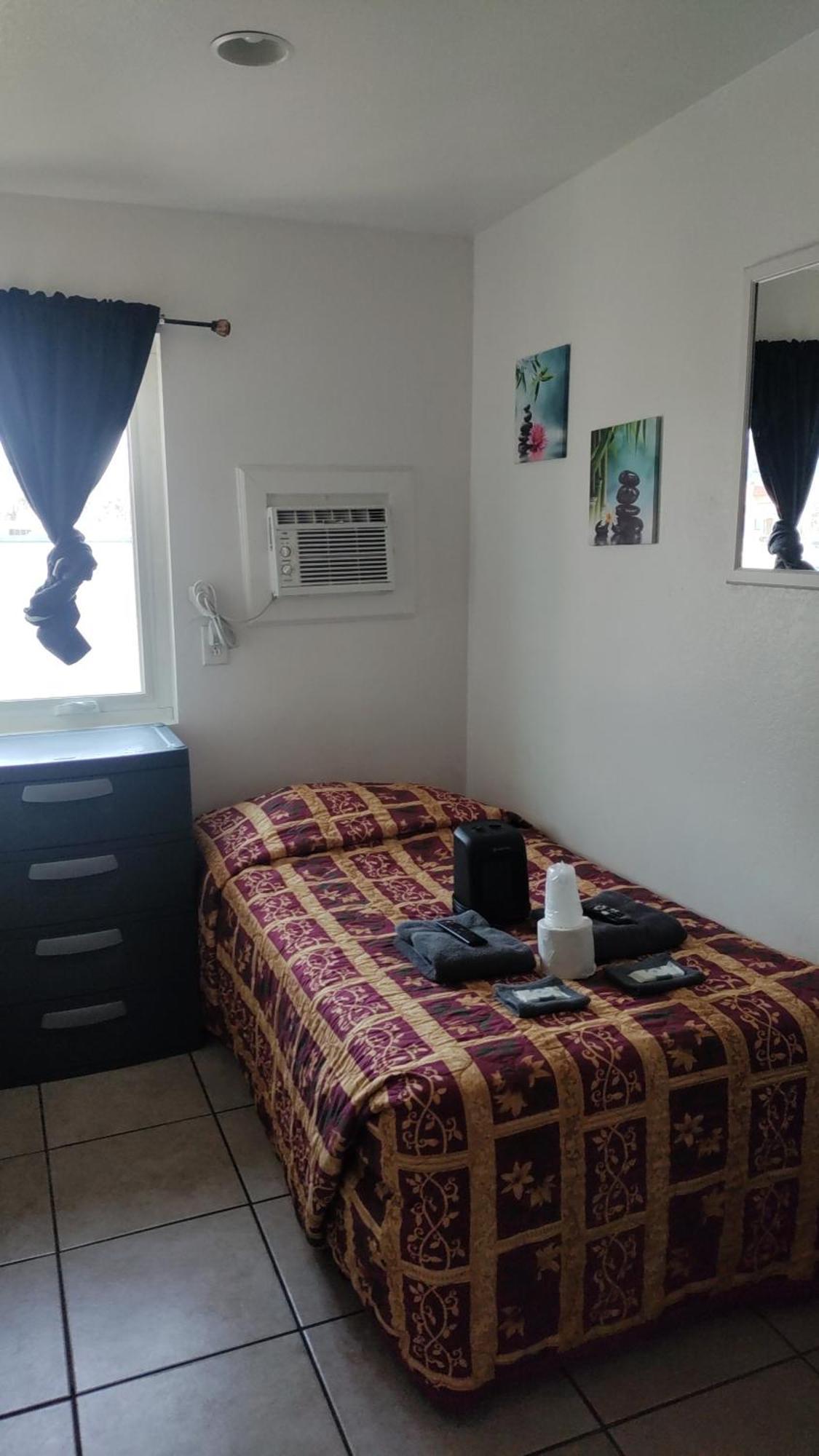 Crown Inn & Suites Spring Valley  エクステリア 写真