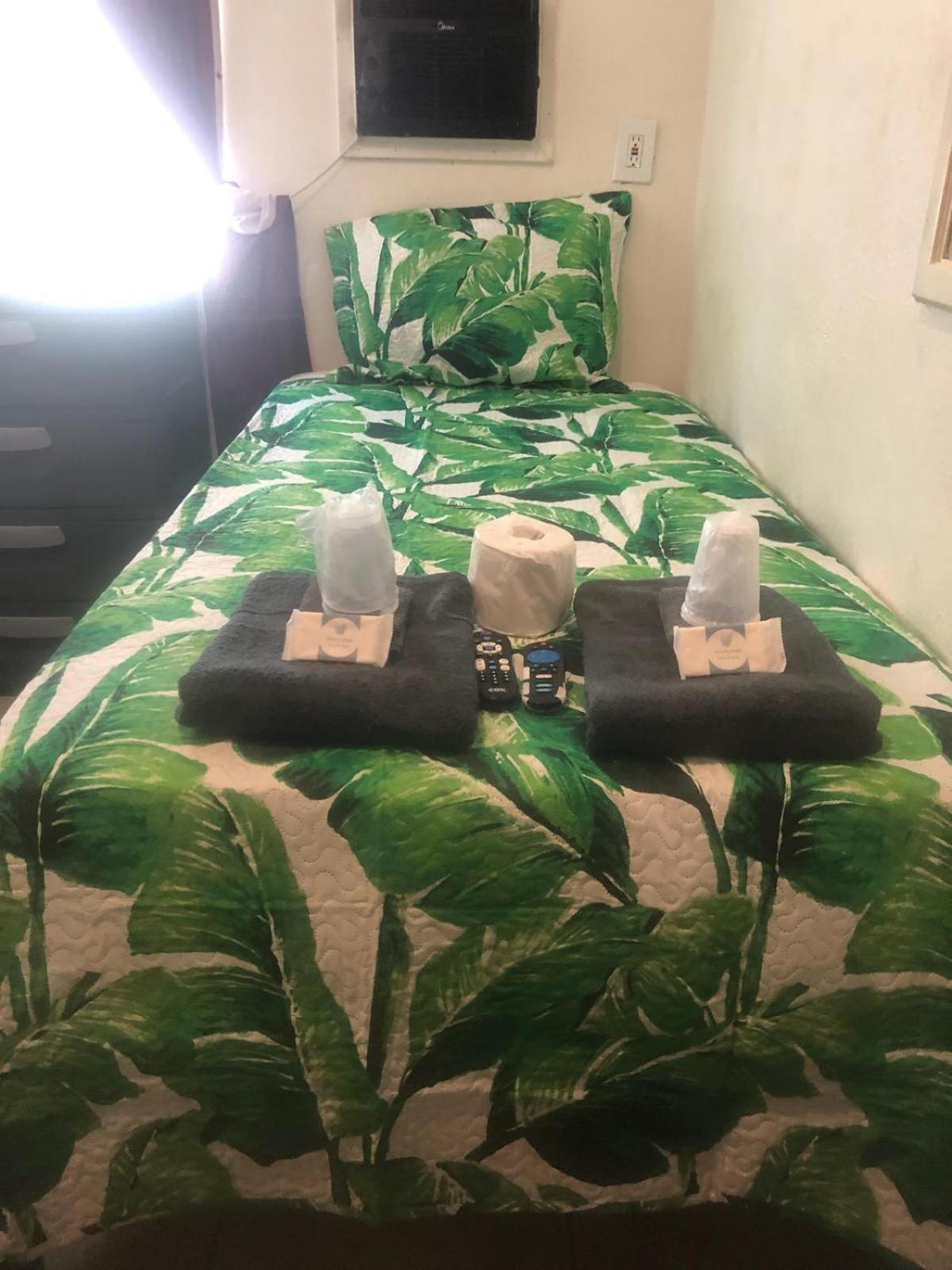 Crown Inn & Suites Spring Valley  エクステリア 写真