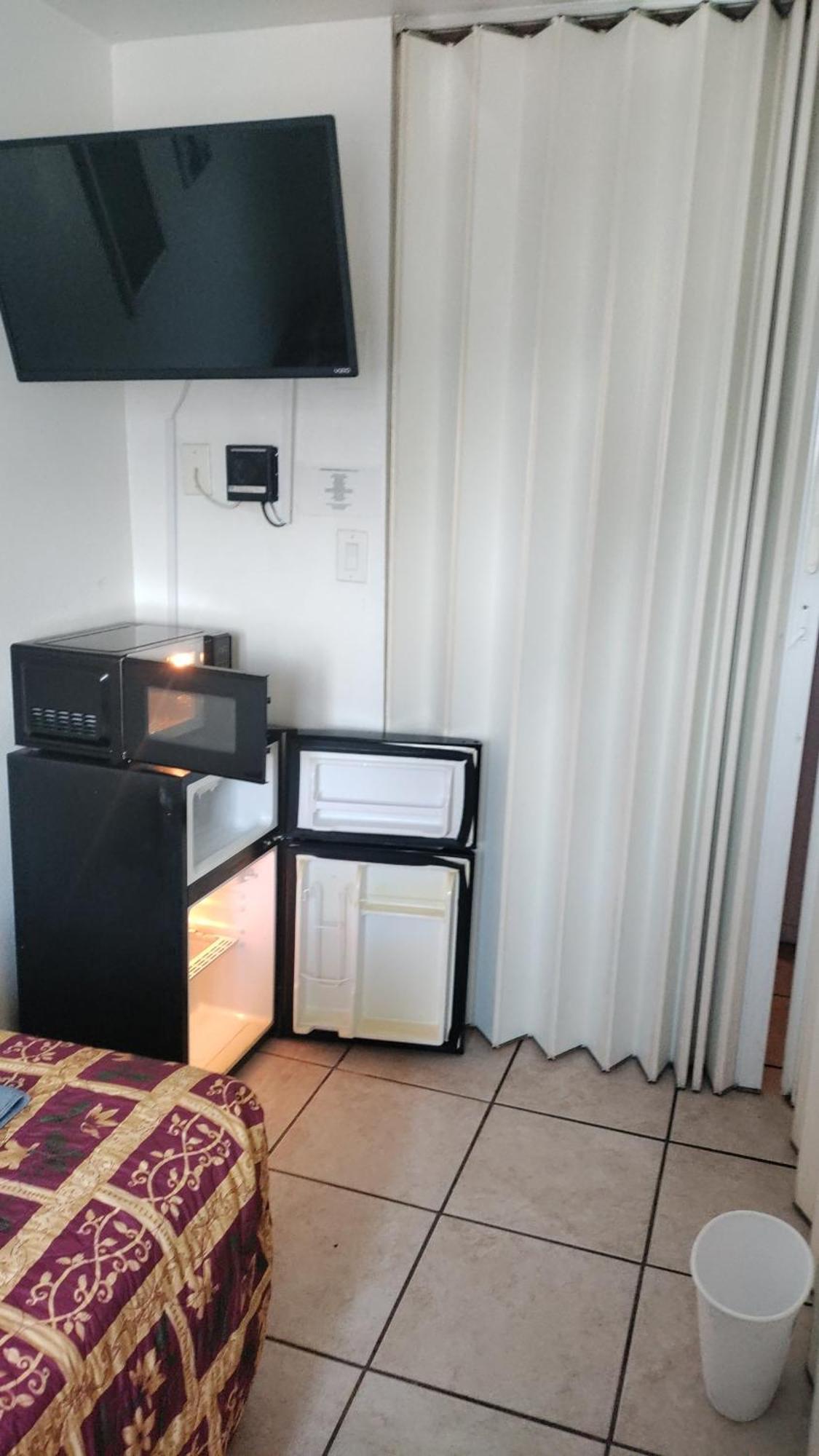 Crown Inn & Suites Spring Valley  エクステリア 写真
